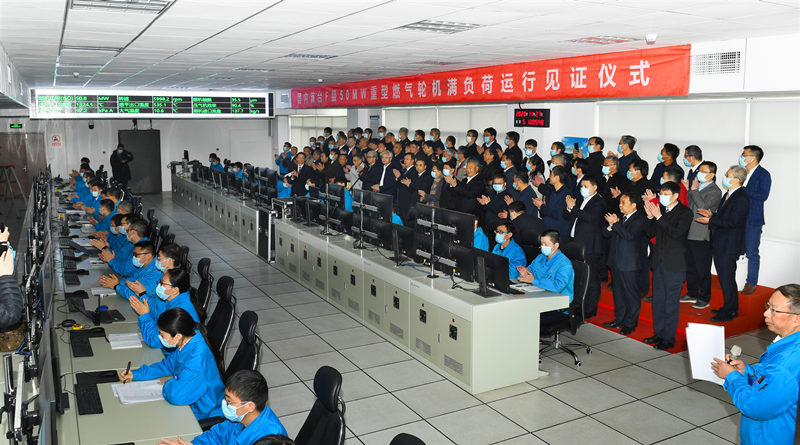 2020年11月27日海内首台F级50兆瓦重型燃气轮机在ROR体育平台集团东方汽轮机有限公司实现满负荷运行。东方汽轮机供图